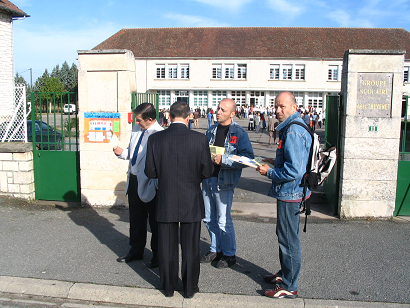 Campagne de signature lors de la célébration des 50 ans du groupe scolaire Thevenet à LathusCampagne de signature lors de la célébration des 50 ans du groupe scolaire Thevenet à Lathus (sud de la Vienne)